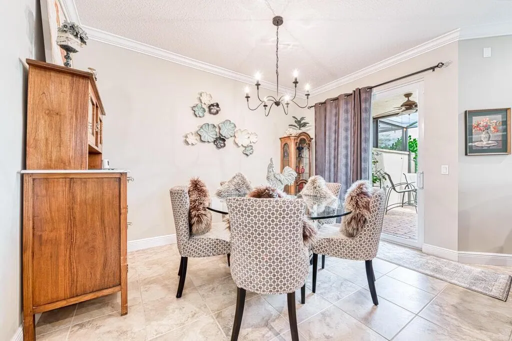 2122 Sabal Tree Court