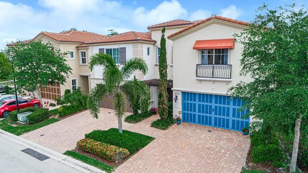 2122 Sabal Tree Court