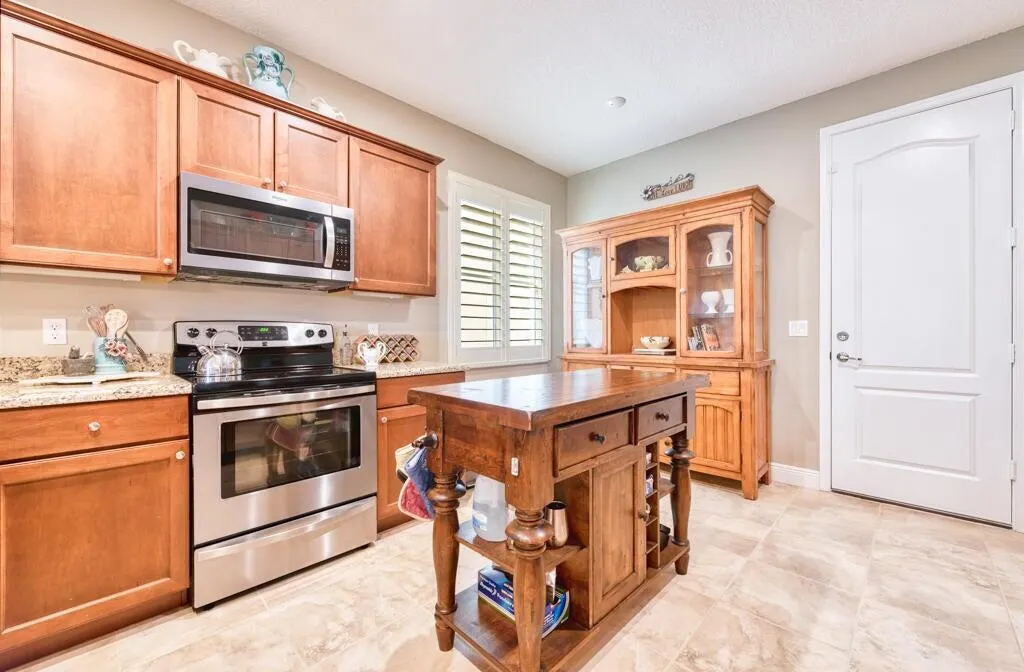 2122 Sabal Tree Court