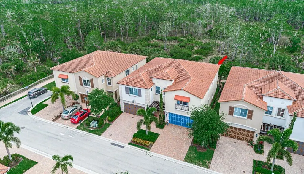 2122 Sabal Tree Court