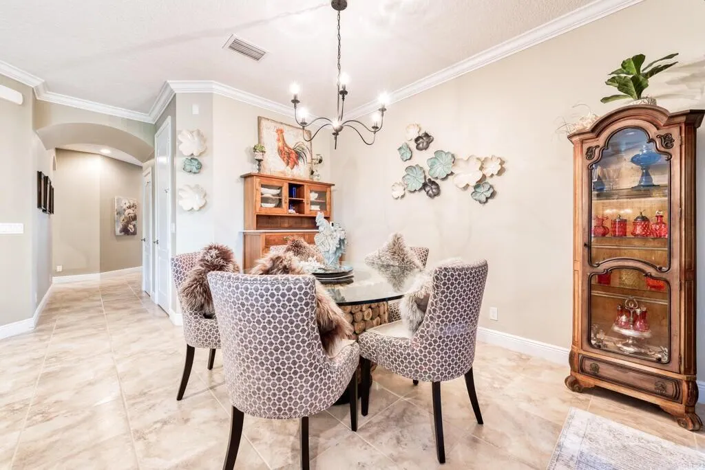 2122 Sabal Tree Court