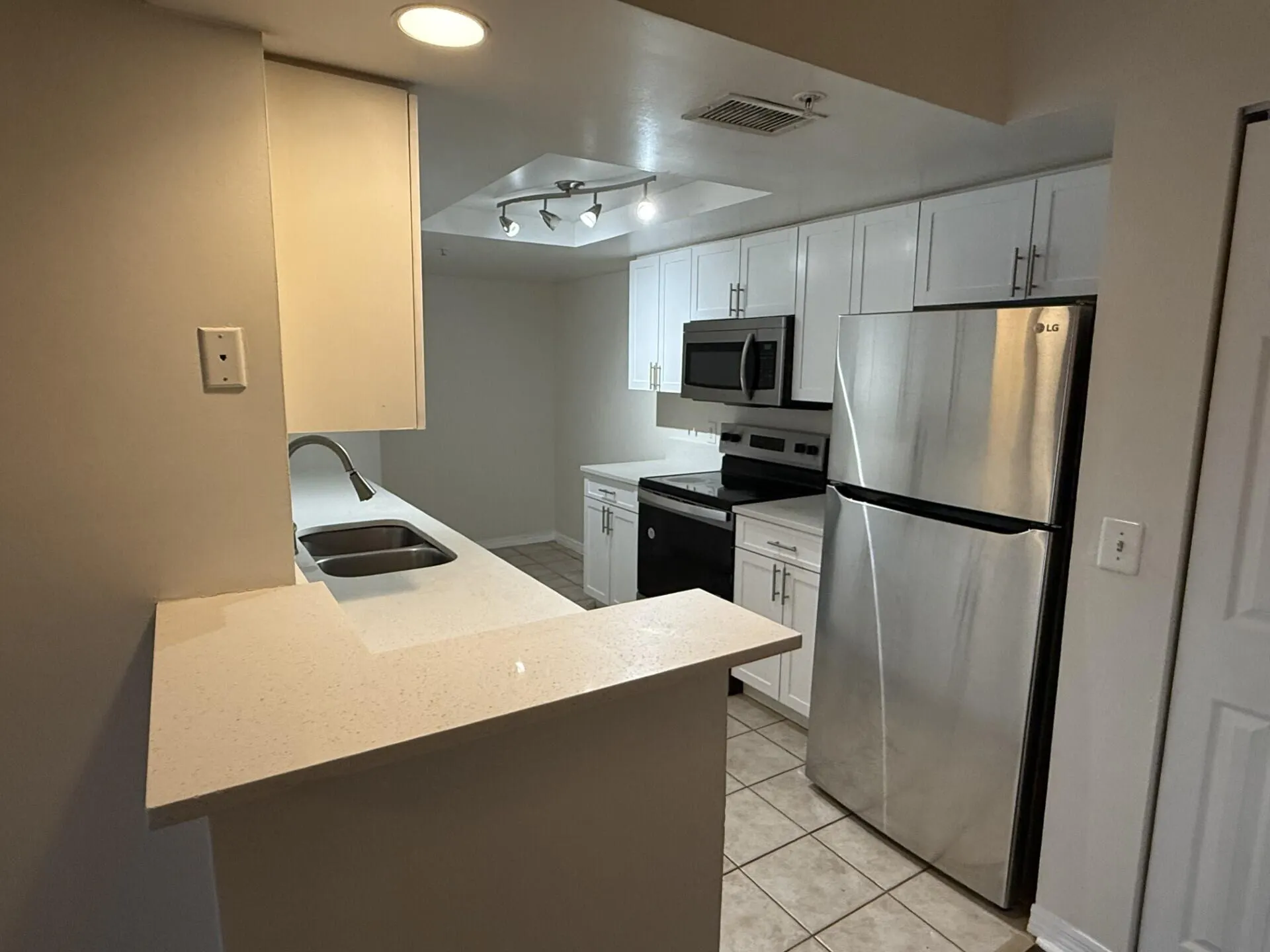 4179 N Haverhill Road, #603