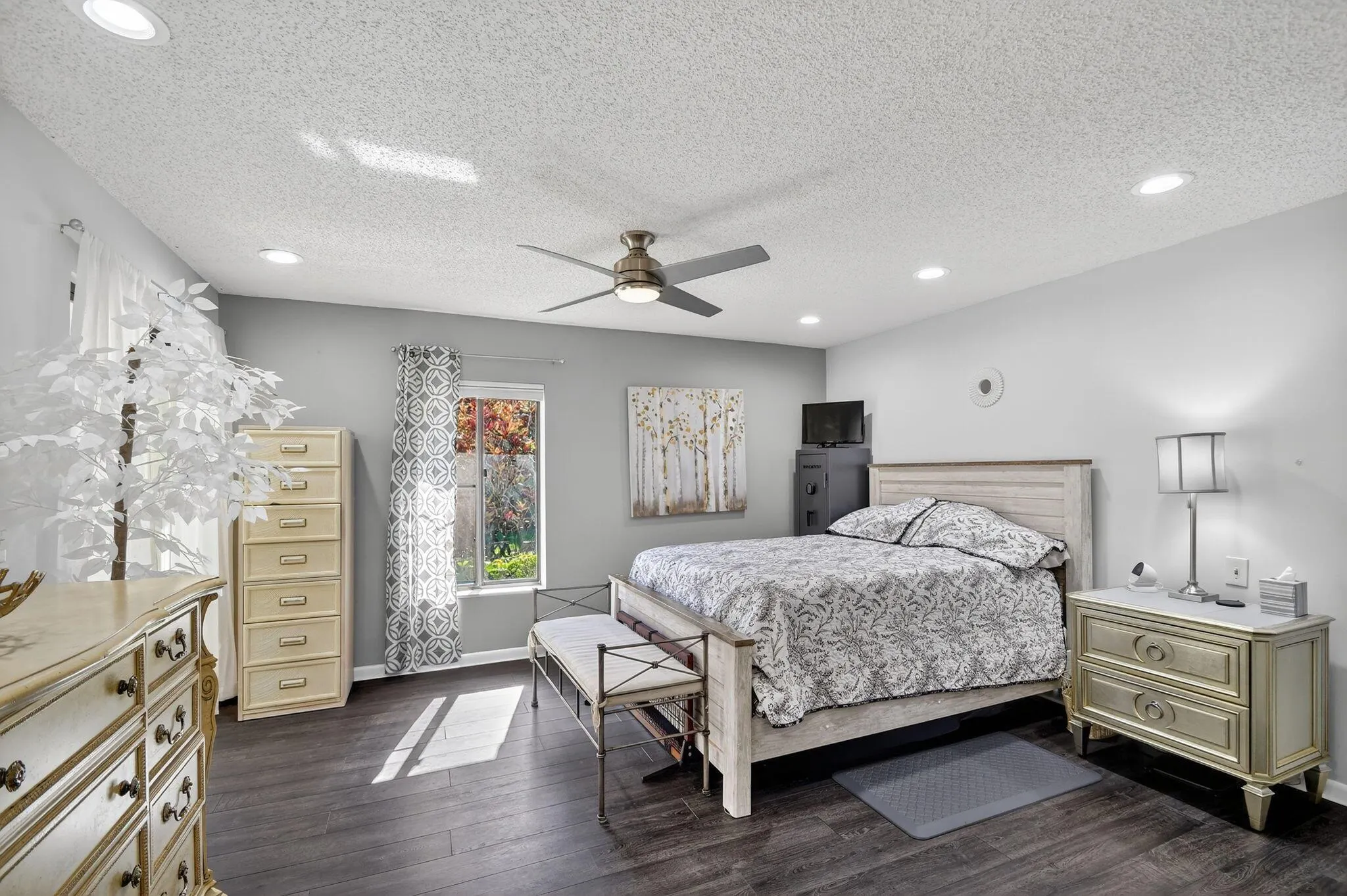 6750 Versailles Court