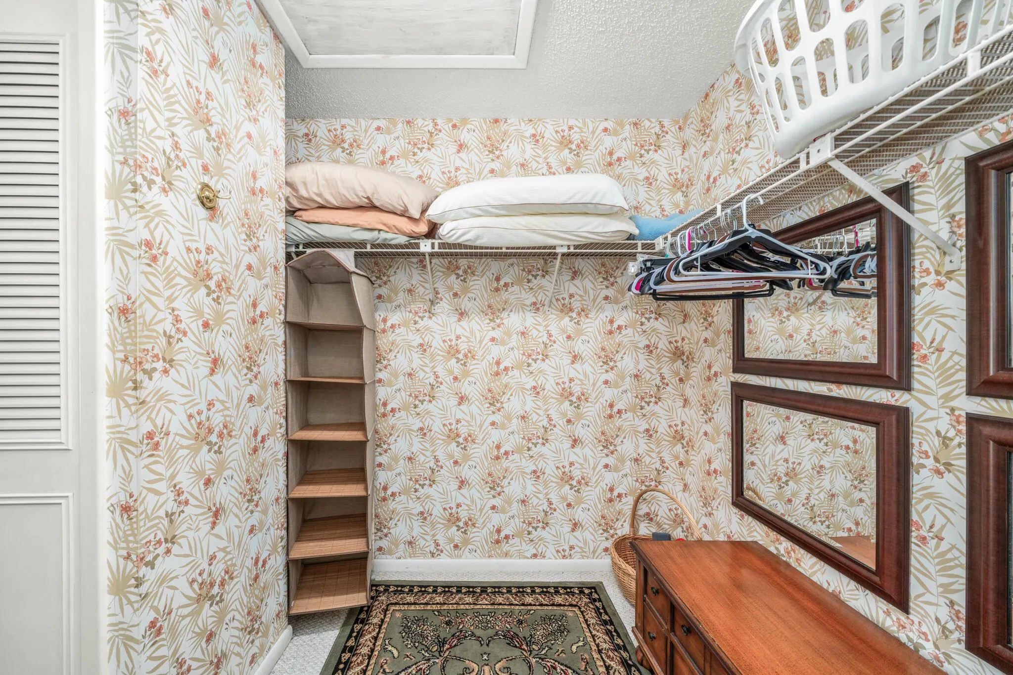 3833 Edgewater Drive