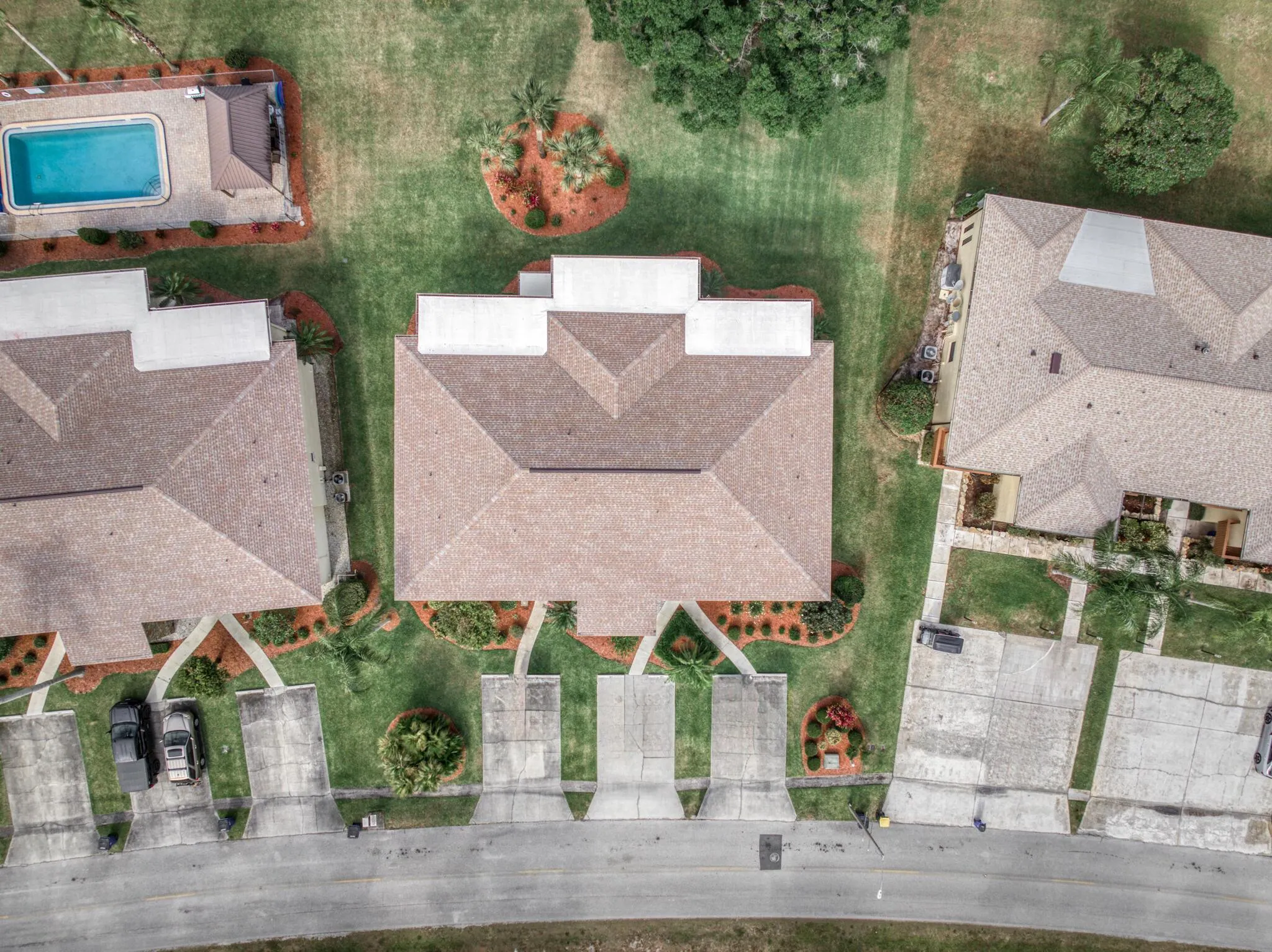 3833 Edgewater Drive