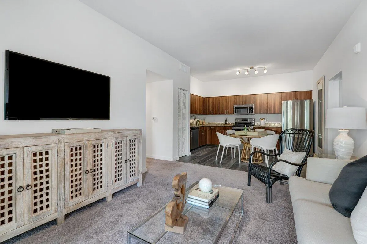 4250 Lakewood Road, #101