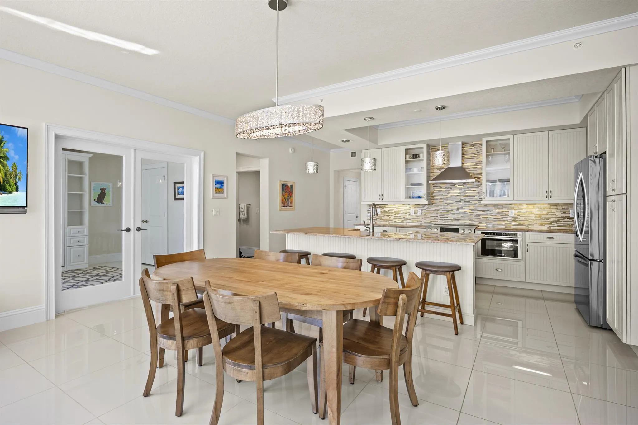 621 Bay Colony Drive S