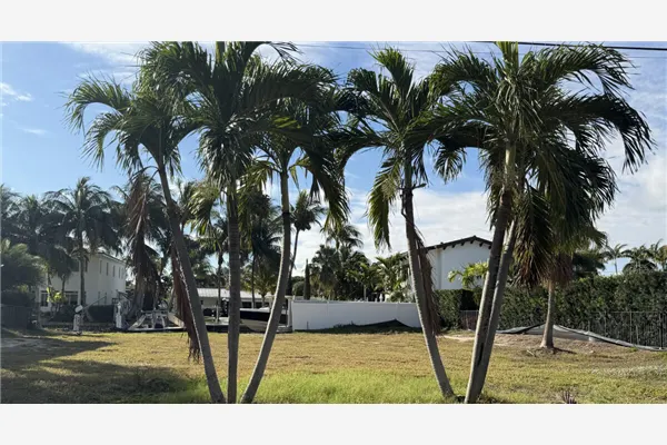 808 NE Bay Cove Street