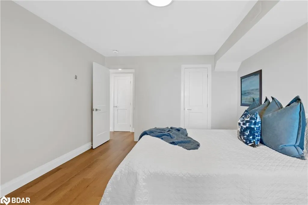 2371 Lakeshore Road E