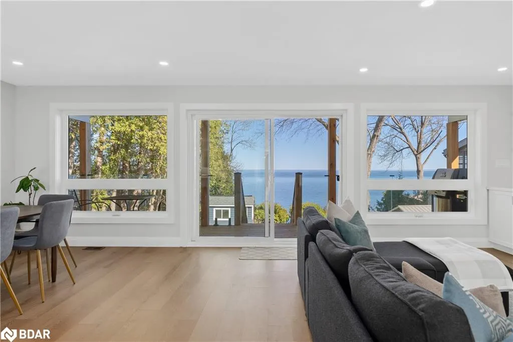 2371 Lakeshore Road E