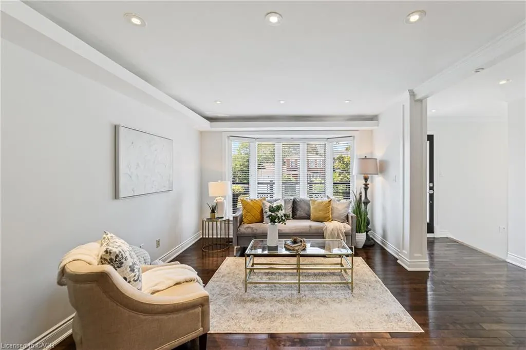 1363 Harmsworth Square