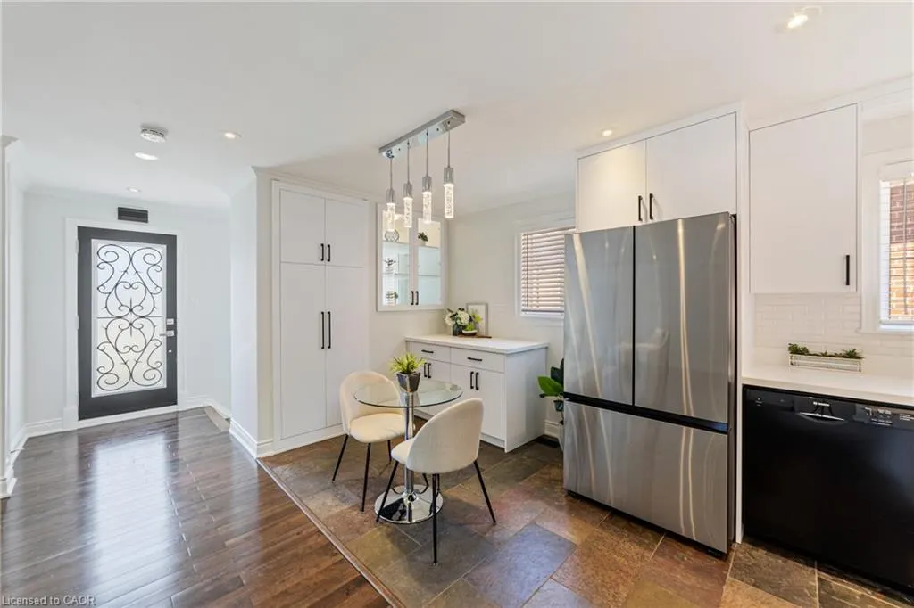 1363 Harmsworth Square