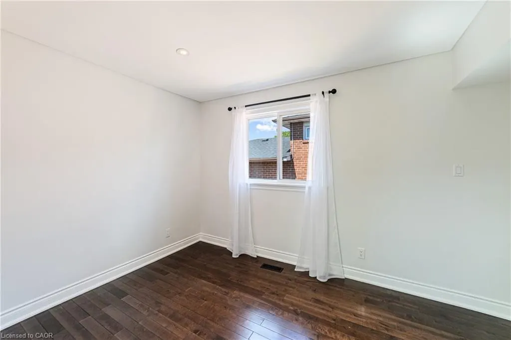 1363 Harmsworth Square