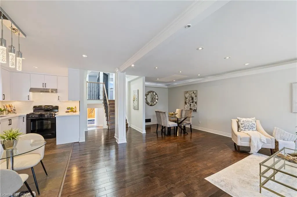 1363 Harmsworth Square