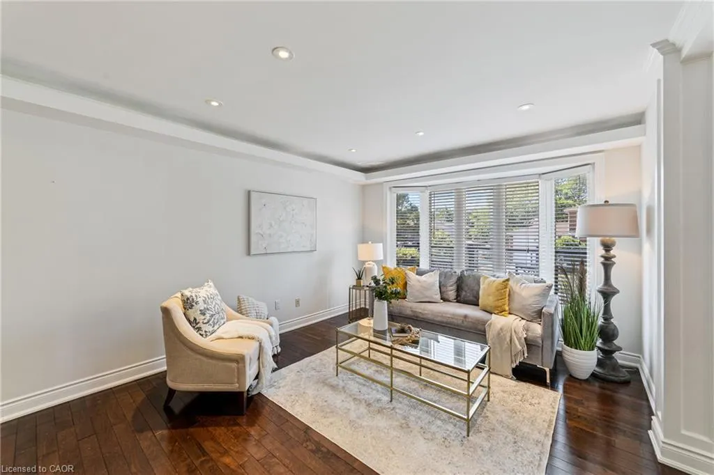 1363 Harmsworth Square