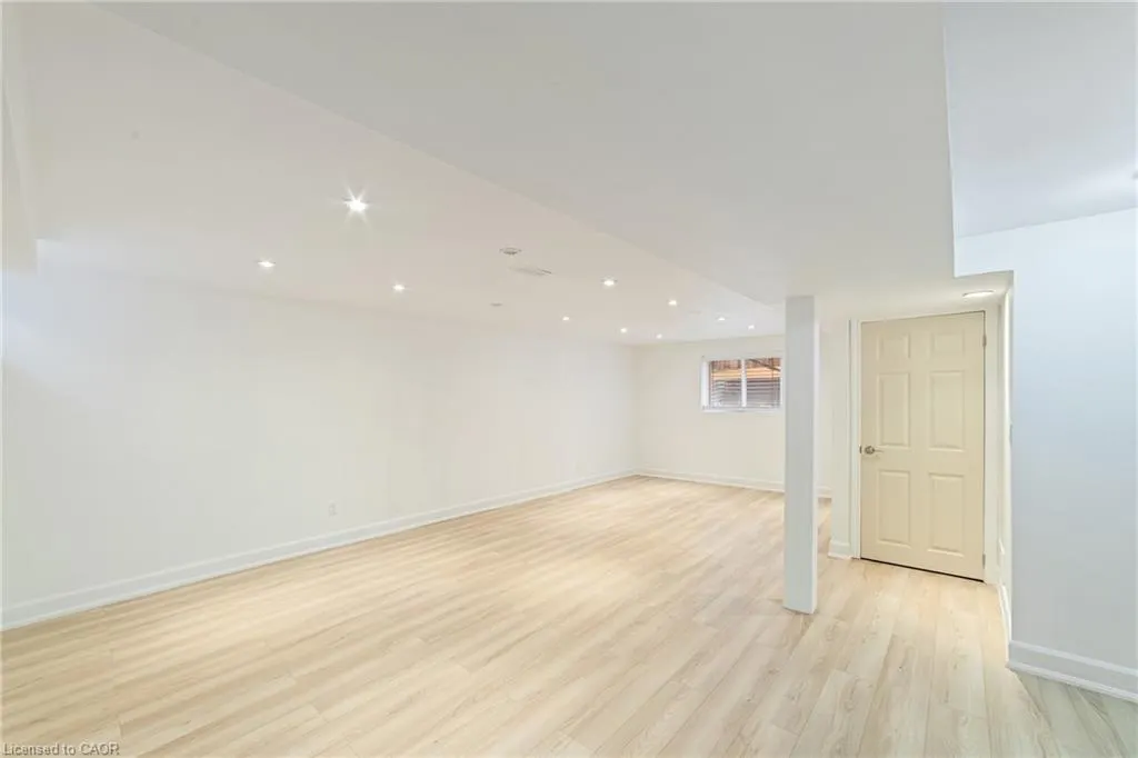 1363 Harmsworth Square