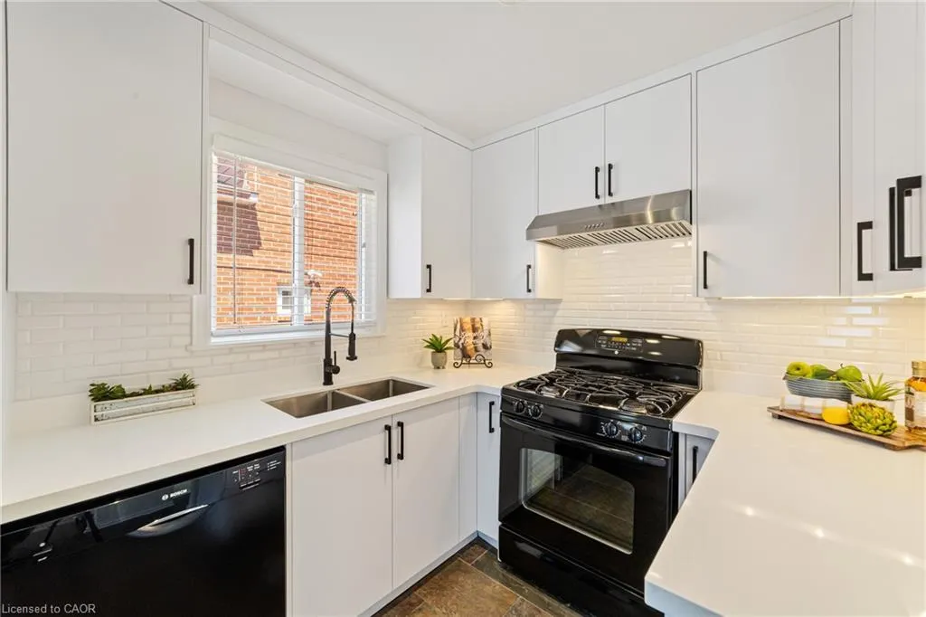 1363 Harmsworth Square