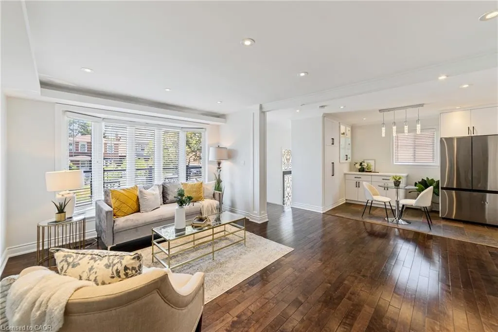 1363 Harmsworth Square