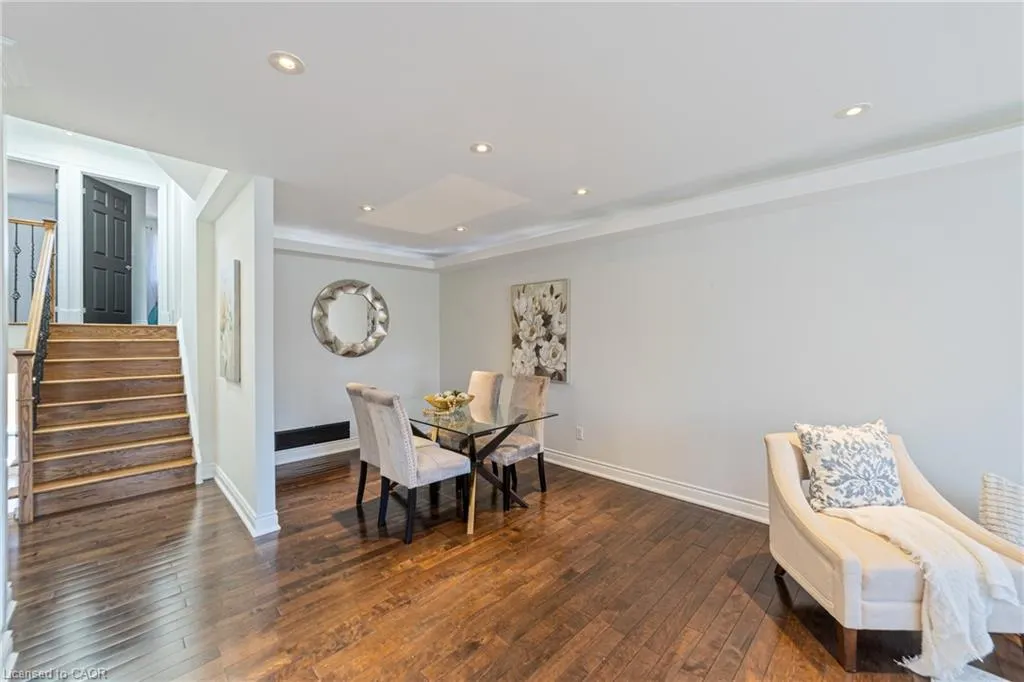1363 Harmsworth Square