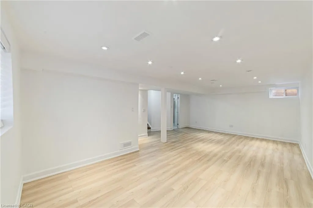 1363 Harmsworth Square