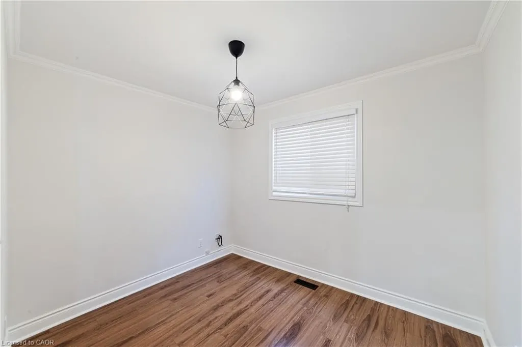 1363 Harmsworth Square