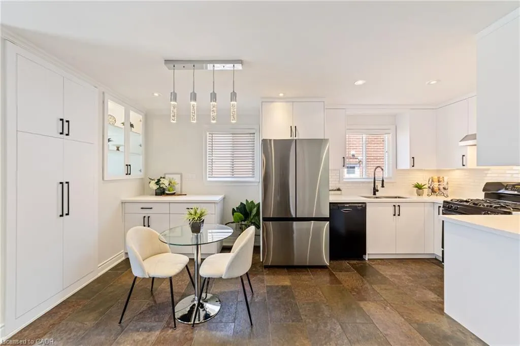 1363 Harmsworth Square