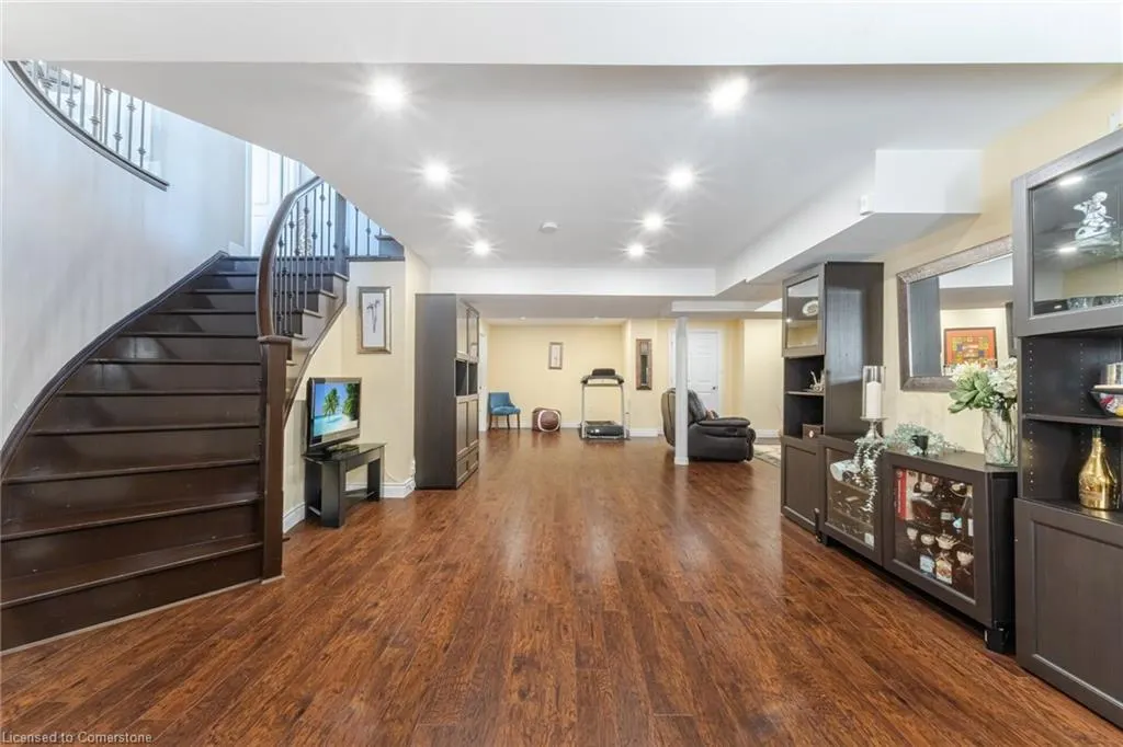 64 Seabreeze Crescent