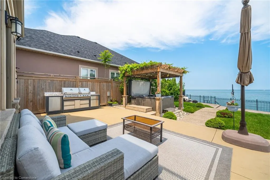 64 Seabreeze Crescent