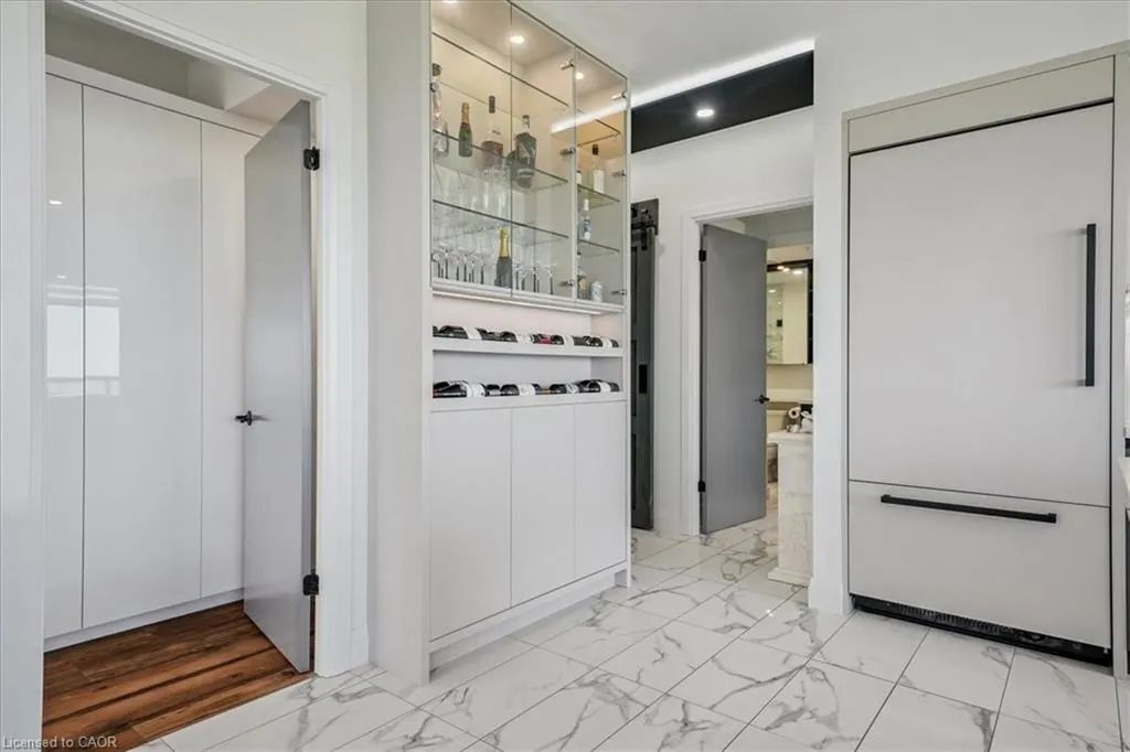 550 North Service Road, #806