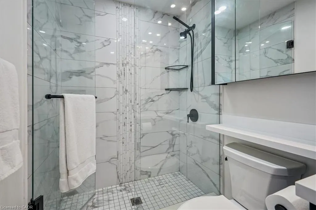 550 North Service Road, #806