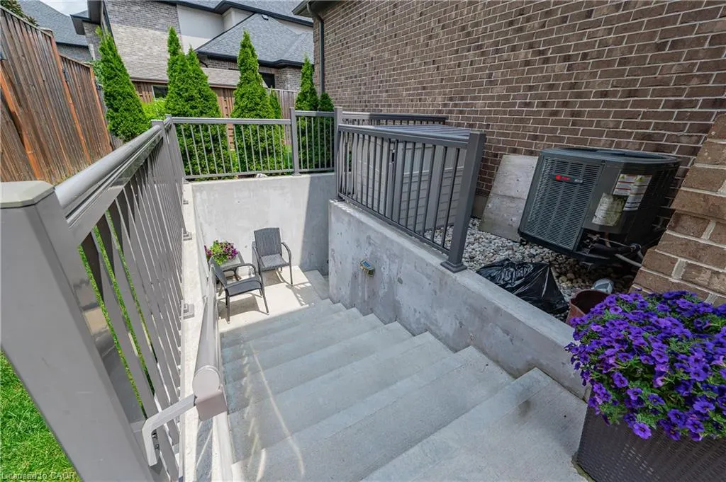 546 Manor Ridge Crescent
