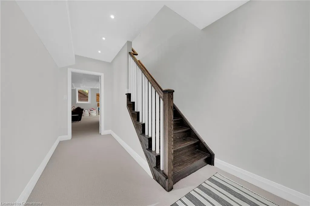 6 Vanderburgh Lane