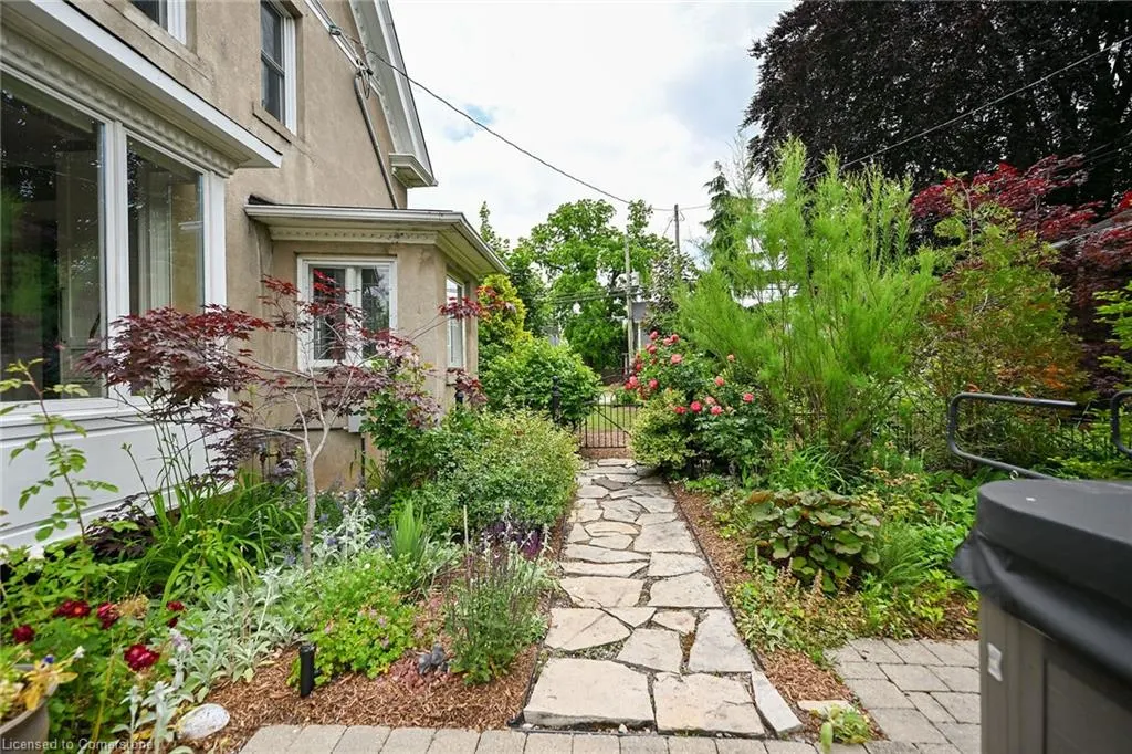 14 Robinson Street S