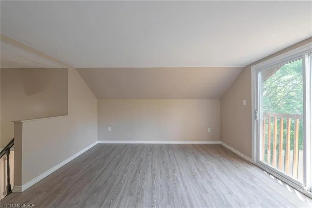 1044 English Circle