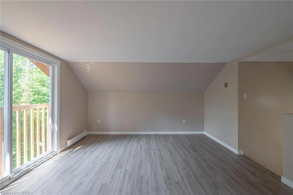 1044 English Circle