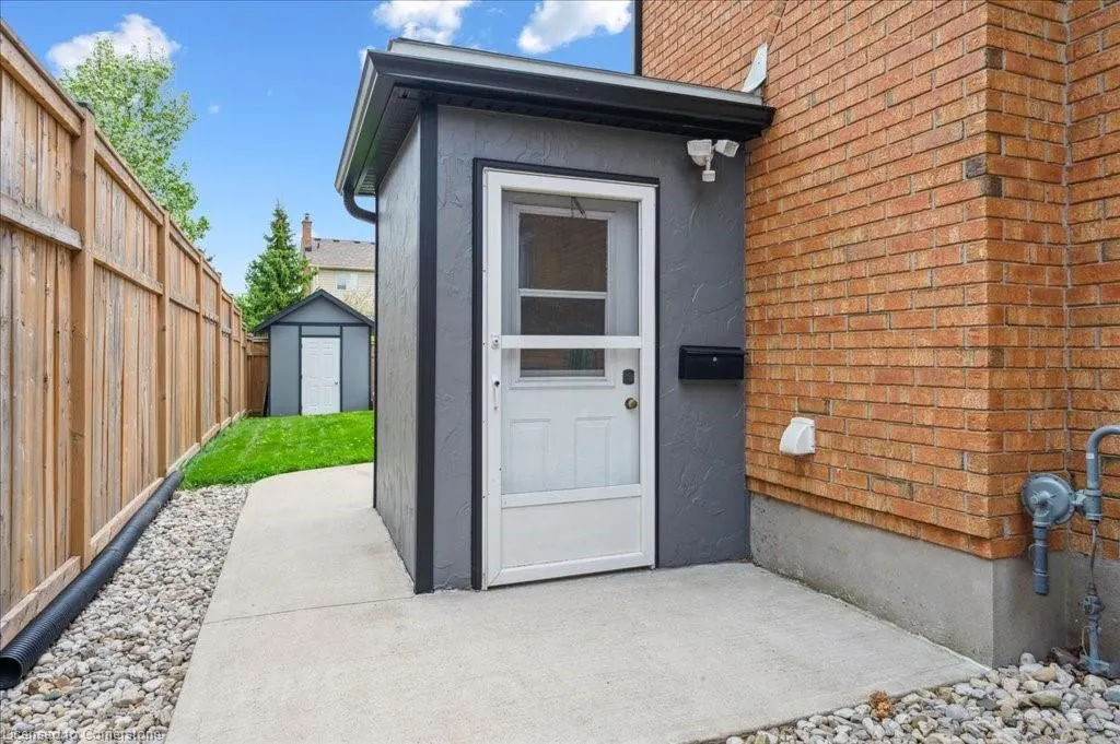 9 Kortright Road E