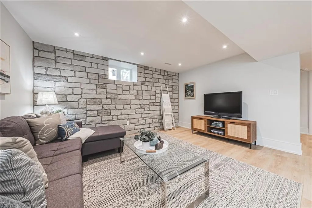 202 Queen Street W