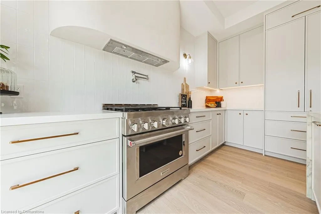 202 Queen Street W
