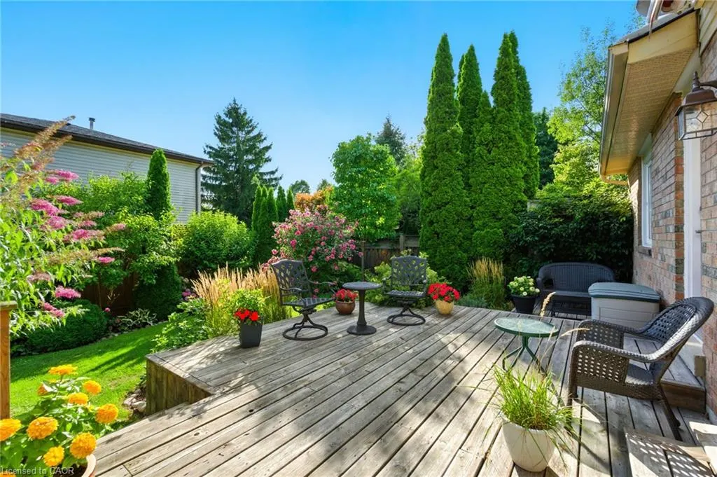 252 Mississaga Street