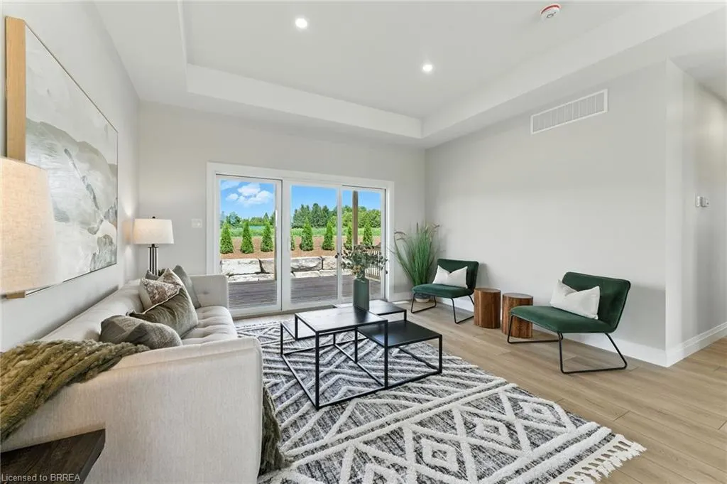 102 Vanrooy Trail