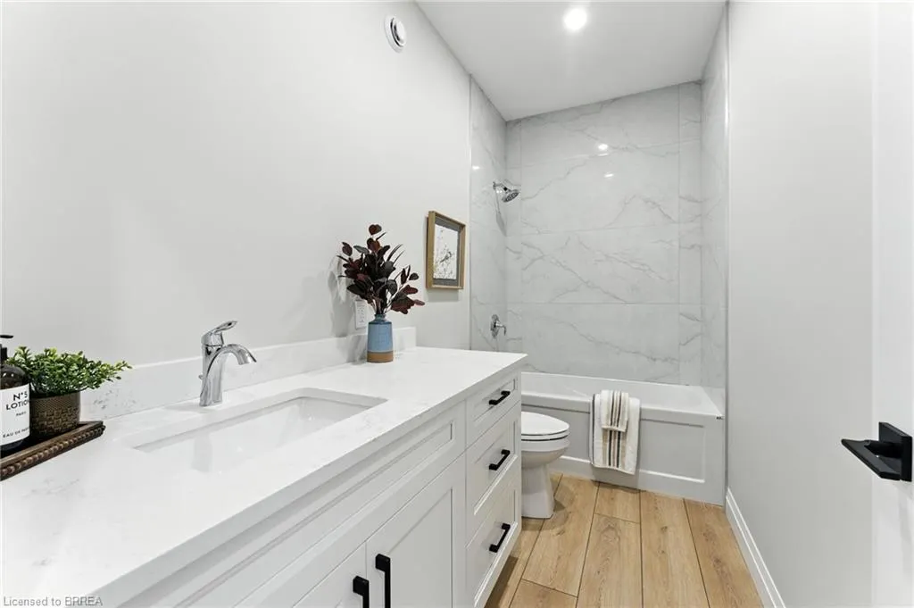 102 Vanrooy Trail