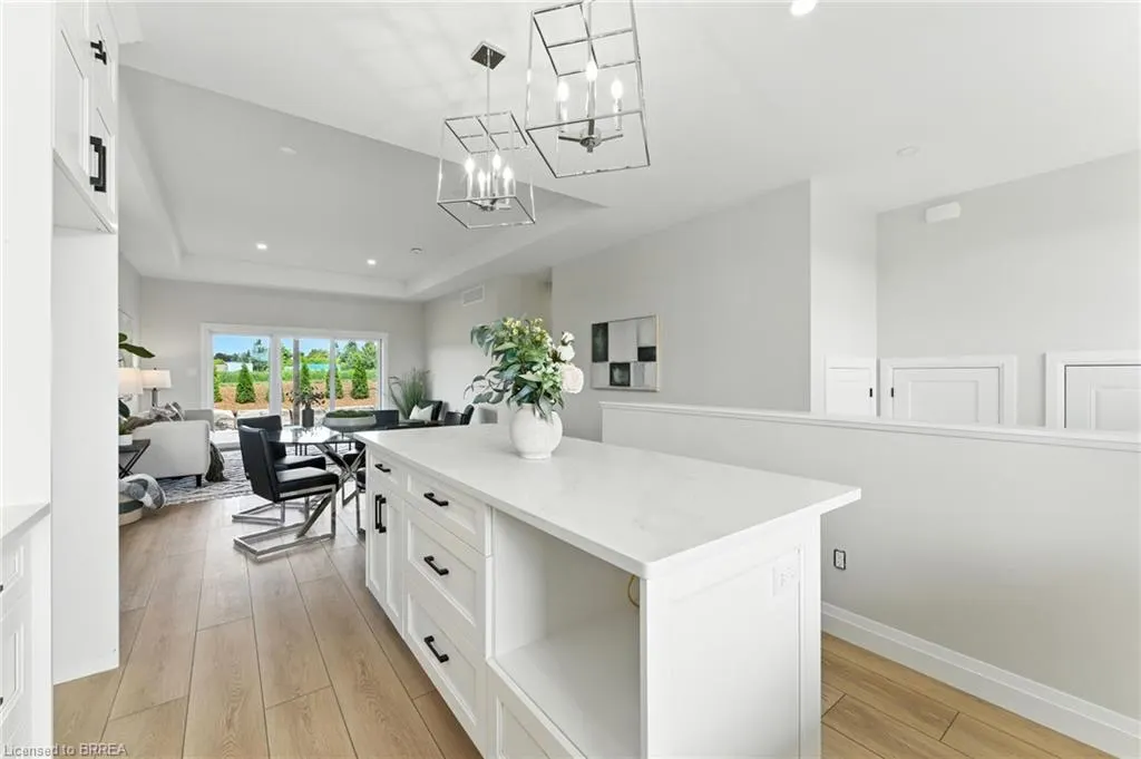 102 Vanrooy Trail