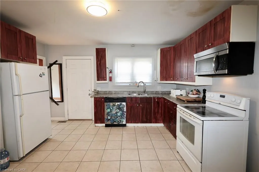 429 Erb Street W