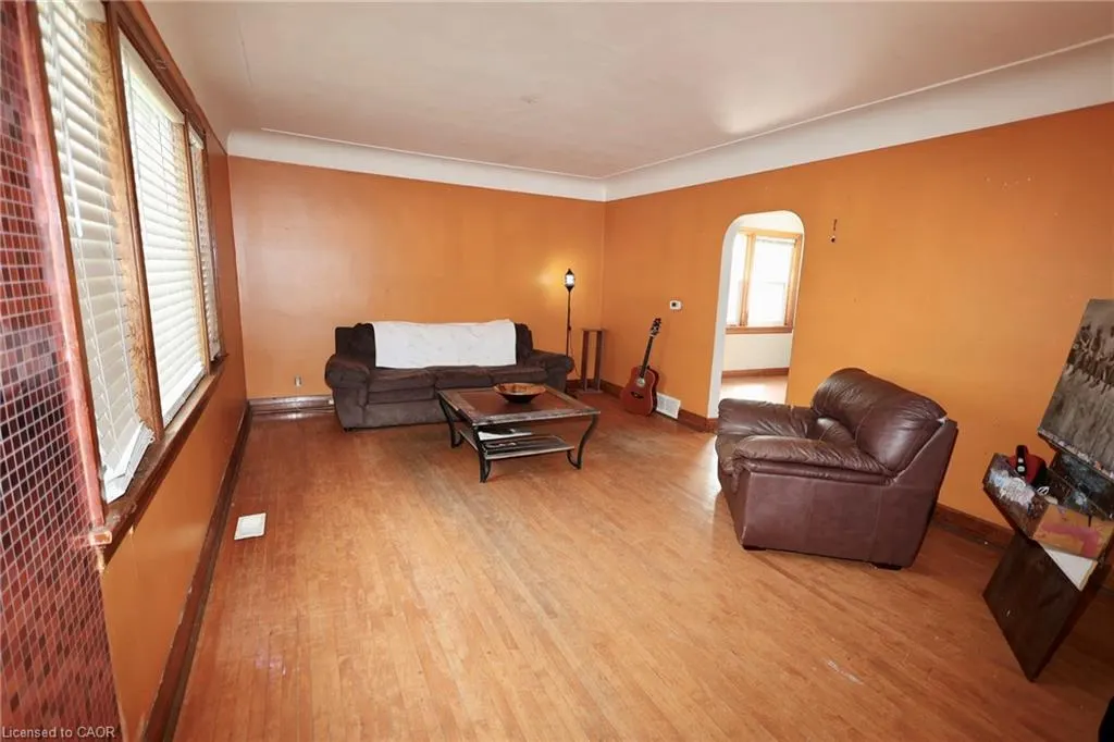 429 Erb Street W