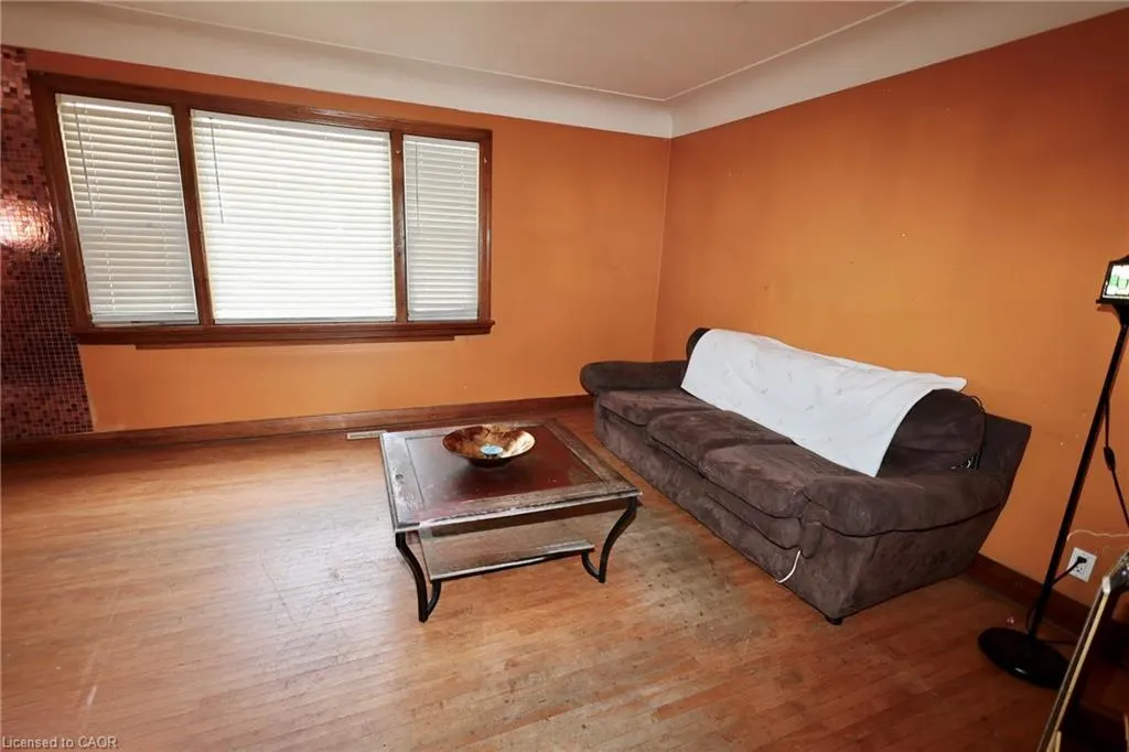 429 Erb Street W