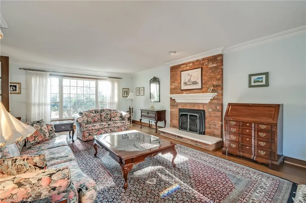 1296 Cumnock Crescent