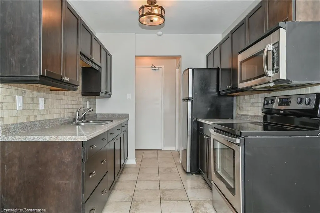 283 Fairway Road N, #101