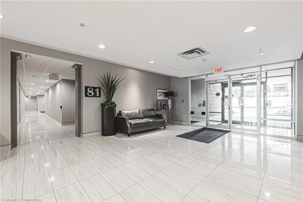 81 Robinson Street, #302