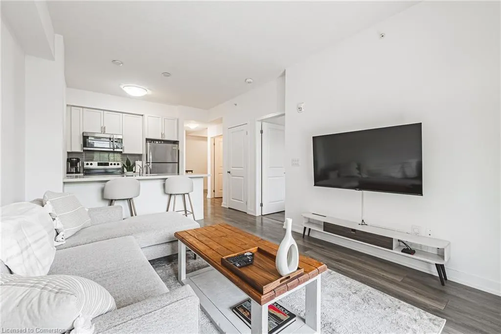 81 Robinson Street, #302