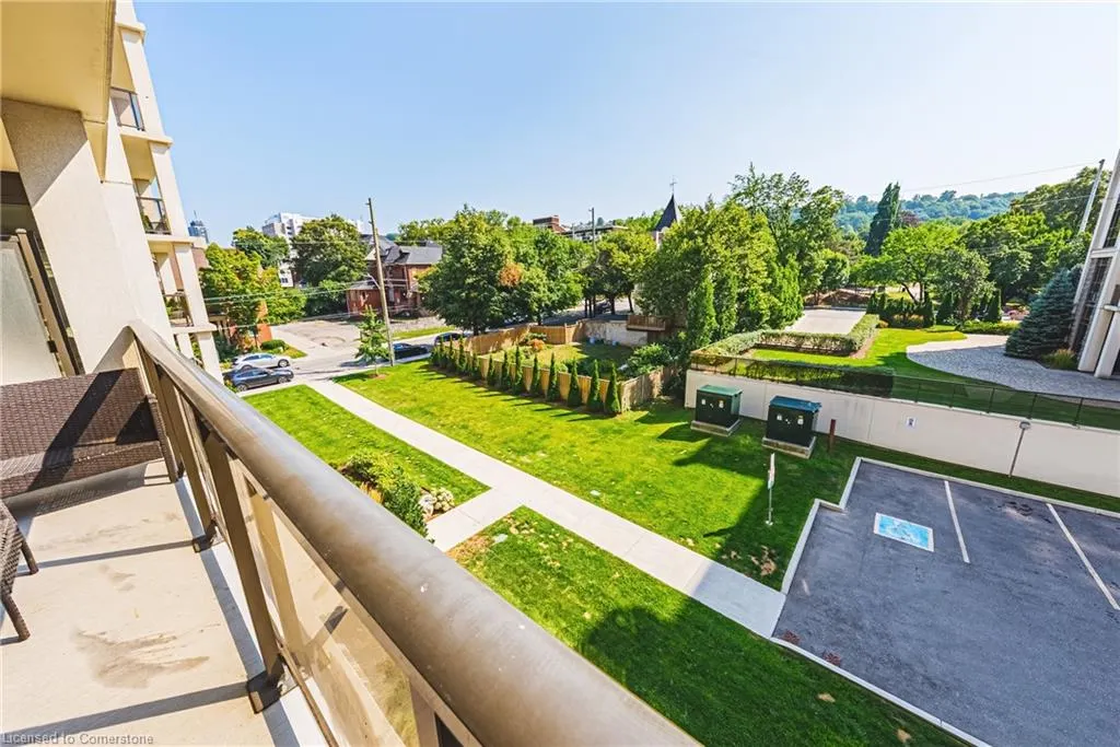 81 Robinson Street, #302